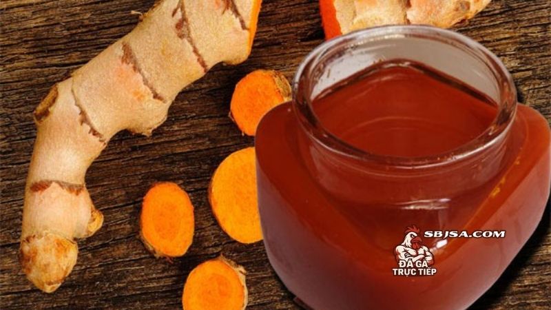 Kỹ thuật om bóp gà chọi bằng rượu nghệ hiệu quả, dễ thực hiện